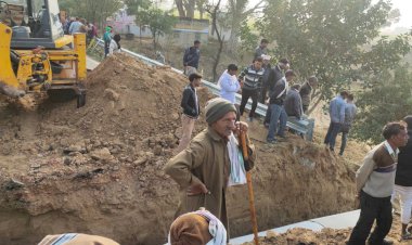 दबंगों की दबंगई के चलते अवरुद्ध नाले प्रशासन की मौजूदगी में हुआ पानी का उचित निकास