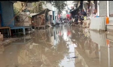 प्रशासन से बार-बार अनुरोध करने के बावजूद भी नहीं हो रहा गंदे पानी का निकास, एक सप्ताह से भरा कस्बे के बाजार में पानी