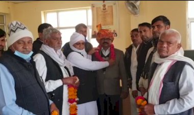 स्थानांतरण होकर आए सहायक अभियंता का पद ग्रहण करने के पश्चात दलित समाज ने किया भव्य स्वागत