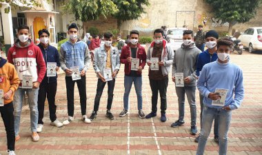 बीएलओ द्वारा कस्बे में किए जा रहे हैं मास्क वितरण