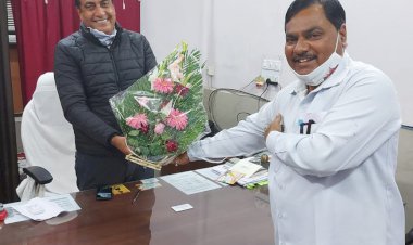 डाँ.जीएस नरुका ने एडीएम सिटी उमेदी लाल मीणा को गुलदस्ता भेंट कर दी नववर्ष की बधाई