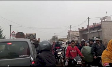 कस्बे मे सड़क किनारे लग रहे पशु हटबाडे से नगर सीकरी रोड पर लंबा जाम लगने से राहगीर व आमजन परेशान