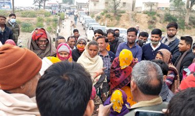 पतियों से परेशान होकर रोड़ पर लगाया जाम,  रोज शराब पीकर महिलाओं के साथ करते हैं मारपीट