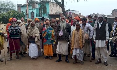अवैध खनन को लेकर अधिकारियों पर भृष्टाचार का आरोप लगाते हुए साधु संतों ने सौपा ज्ञापन
