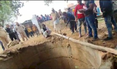 बिना मुन्डेर के सूखे खुले कुएँ  में गिरा आवारा सान्ड, रेस्क्यू टीम ने निकाला