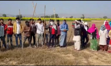 विस्फोटक पदार्थ सामग्री का गोदाम बनाने के विरोध में ग्रामीण हुए एकजुट, लाठी-डंडे लेकर सैकड़ों ग्रामीण मौके पर पहुंचे