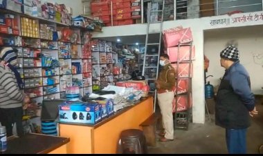 कठूमर में चार दुकानों के टूटे ताले, लाखों रुपए के सामान की हुई चोरी