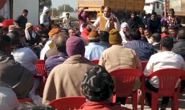 हरियाणा बॉर्डर पर चल रहे किसान आंदोलन के विरोध हाईवे खलवाने की मांग के साथ स्थानीय ग्रामीणों ने की महापंचायत