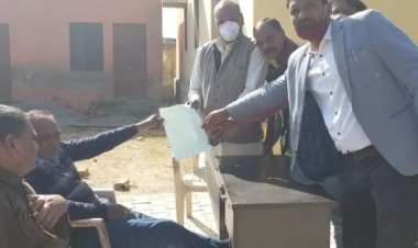 माखनलाल के हत्यारों की शीघ्र हो गिरफ्तारी सैनी समाज ने मुख्यमंत्री के नाम एसडीएम कैलाश शर्मा को सौंपा ज्ञापन