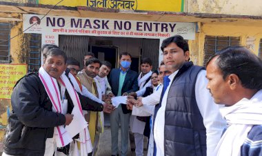 पीडी खाते  हो रही कटौती के विरोध मे रैणी सरपंच संघ ने  मुख्यमंत्री के नाम उपखंड अधिकारी को सौपा ज्ञापन