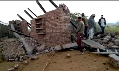 निर्माणाधीन मकान छत गिरने से मवेशियो सहित  8 -10 लोग दबे मलबे में