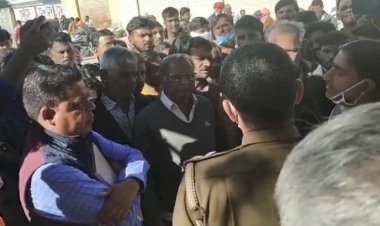 जोजावर क्षेत्र में बढ़ते चोरी के मामले को लेकर, ग्रामीणों ने पुलिस चौकी के बाहर किया प्रदर्शन