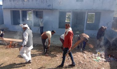 सार्वजनिक स्थलों की साफ सफाई कर स्वच्छता का दिया संदेश