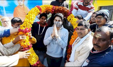 स्वामी विवेकानंद युवाओ की प्रेरणा के स्रोत प्रतिभावान छात्र-छात्राओं का स्मृति चिन्ह भेंट कर किया सम्मान