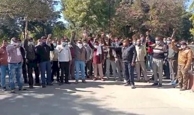 एक माह पूर्व आधा दर्जन मजदूरो से मारपीट - हत्या मामले मे कार्यवाही नहीं होने से आक्रोशित होकर सैंकडों मजदूर पंहुचे कलेक्ट्र, सौपा ज्ञापन