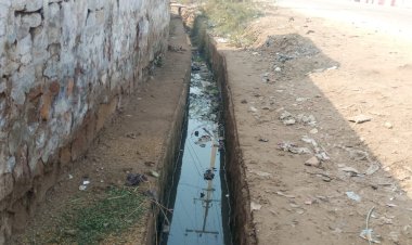 उच्च क्वालिटी का दावा करने वालों की खुली पोल, घटिया सामग्री के साथ कराया नाले का निर्माण