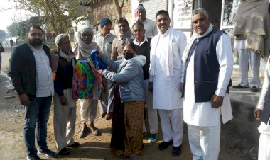 मकरसक्रांति पर कांग्रेस पीसीसी सदस्य ने गरीब परिवारों को बांटे कंबल
