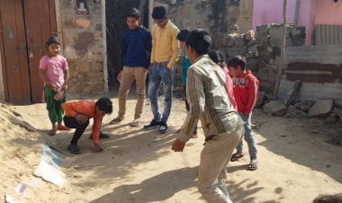 मंकर सक्रांति पर्व पर जगह जगह पतंगबाजी छोड़ खेले कँचे