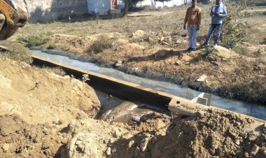 सरपंच ने कराया कठुमर बायपास रोड पर नाले में अवरुद्ध गंदे पानी का निकास