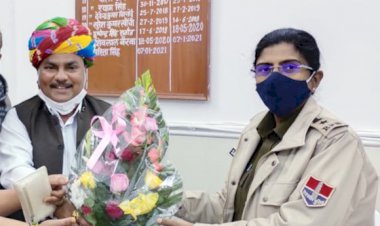 डाँ.जी एस नरुका ने नवनियुक्त अपर पुलिस अधीक्षक को गुलदस्ता भेंट कर दी नववर्ष की शुभकामनाएं