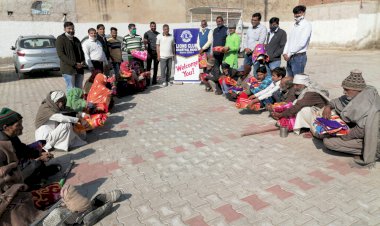 लायंस लियो क्लब खैरथल मंडी ने जरूरतमंद को भोजन खिला कर बांटे 51 कंबल