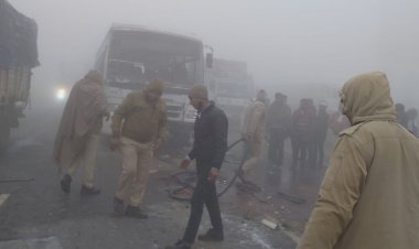 घने कोहरे के चलते आधा दर्जन वाहन आपस मे टकराए, सवारियां हुई घायल