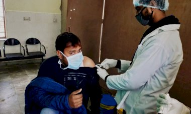 गिर्राज महाराज के जयकारों के साथ नगर कस्बे मे कोविड 19 वैक्सीन टीकारण की हुई शुरुआत