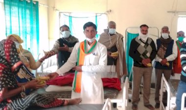 भाजपा के पूर्व सांसद के जन्म दिवस पर फल किए वितरण