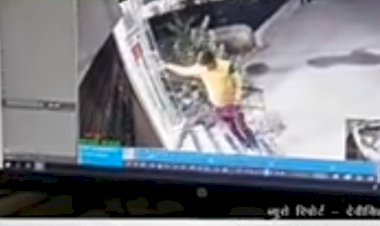 बैंक के एटीएम बूथ का शीशा शरारती युवक ने पत्थर मारकर तोडा, बैंक के सीसीटीवी कैमरे में कैद हुआ आरोपी