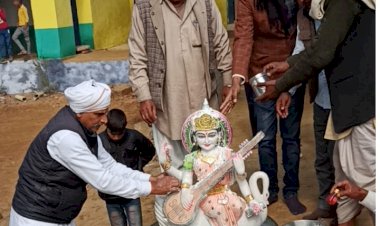 विद्यालय में स्टाफ कर्मियों ने बनवाया मां शारदे का भव्य मंदिर