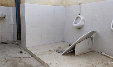 अस्सी हजार रुपये की लागत से बना शौचालय असामाजिक तत्वों ने किया क्षतिग्रस्त