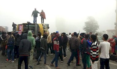 कोहरे के चलते सवारियों से भरी वॉल्वो बस पलटी, मचा  हड़कंप