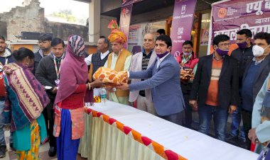 एयू बैंक की ओर से कम्बल वितरण कार्यक्रम का किया गया आयोजन
