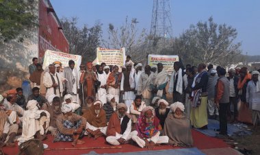 ब्रज के पर्वतों पर हो रहे विशाकारी खनन के खिलाफ साधू-संतों व ग्रामीणों का धरना दूसरे दिन भी रहा जारी