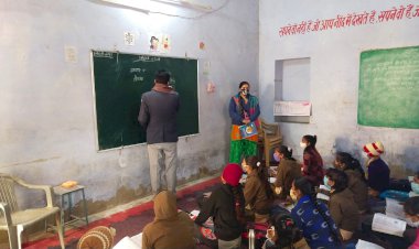 एसडीएम मुनिदेव यादव ने निरीक्षण के दौरान बच्चों को पढ़ाकर बढ़ाया मनोबल