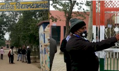 9 माह 26 दिन बाद स्कूल खुलने पर कोरोना गाइड लाइन की पालना कराने में व्यस्त रहे अध्यापक
