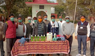 स्कूल में विद्यार्थियों के लिए मास्क व सैनिटाइजर किए भेंट