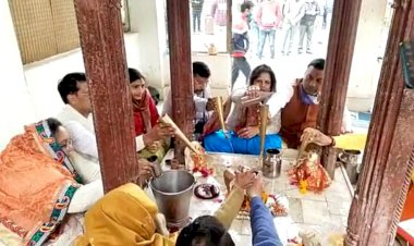 कोरोना वैक्सीन की सफलता को लेकर पूर्व विधायक ने किया भगवान भोलेनाथ का अभिषेक , पहुंचे लक्ष्मीनारायण मंदिर