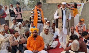 ब्रज के पर्वतों पर हो रहे विशाकारी खनन के खिलाफ साधू-संतों व ग्रामीणों के धरने का तीसरा दिन