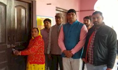 सरपंच संघ की मांग पर  ग्रामपंचायत भवन पर पर ताला लगाकर की सांकेतिक हड़ताल