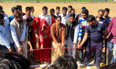 रिंकी वर्मा ने गांव कैमला में क्रिकेट टूर्नामेंट का फीता काटकर किया उद्घाटन