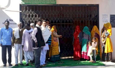 सरपंचों ने पंचायतों पर सांकेतिक तालाबंदी कर किया प्रदर्शन