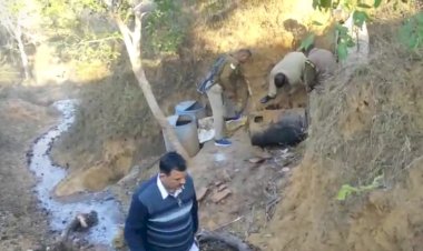 आबकारी दल ने पल्ला में दबिश देकर 50 हजार लीटर वाश की नष्ट ,मोके से 20 लीटर हथकढ़ शराब बरामद