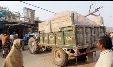 ट्रैक्टर ट्रॉली की टक्कर से टूटा विद्युत पोल, चालक सहित अन्य लोगो ने भागकर बचाई जान