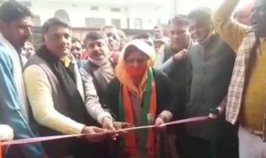 कठूमर कस्बे में बने यात्री प्रतीक्षालय का सांसद रंजीता कोली ने किया उद्घाटन