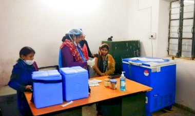 कठूमर मे काेराेना वैक्सीन की पहुंची पहली खेप, प्रभारी डा.हेमंत वर्मा को लगा पहला टीका