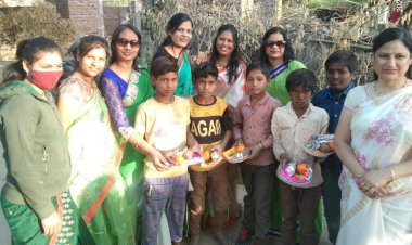 भीलवाड़ा के जैन श्वेताम्बर सोशियल ग्रुप रॉयल ने गरीब बस्तियों में बांटी शिक्षण सामग्री व फल फ्रूट