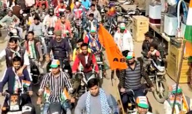 समाजिक कार्यकर्ताओं ने शातिं पूर्ण निकाली विशाल तिरंगा बाइक रैली