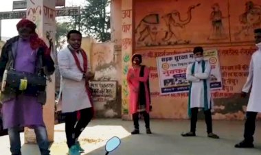 नुक्कड़ नाटक के माध्यम से लोगों को सड़क सुरक्षा नियम के बारे में दी जानकारी