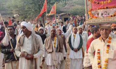 ब्रज के पर्वतों पर रहो रहे विनाशकारी खनन के खिलाफ साधू-संतों व ग्रामीणो का धरना लगातार 13 वे दिन भी जारी